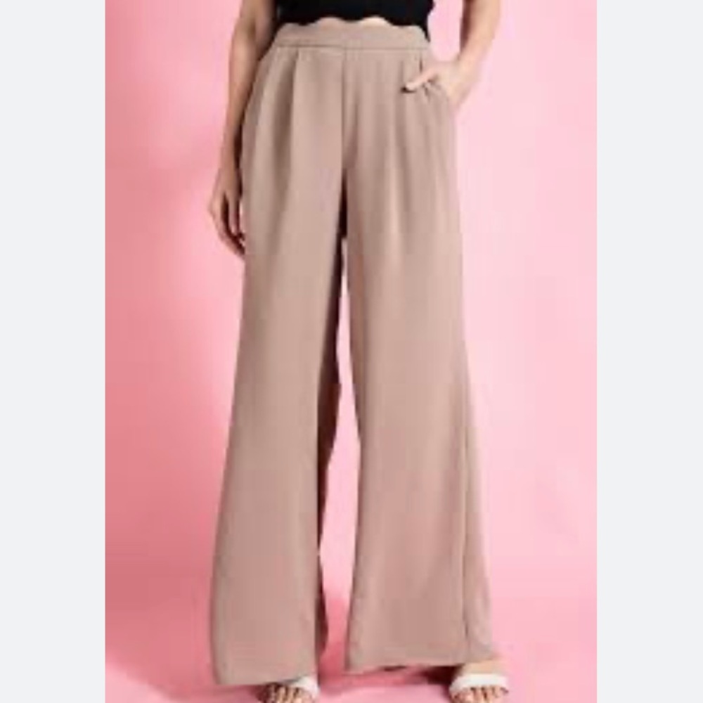 MISSGUIDED! NWOT! Pink Wide Leg Pants. Pockets. Satin look. Size 6.